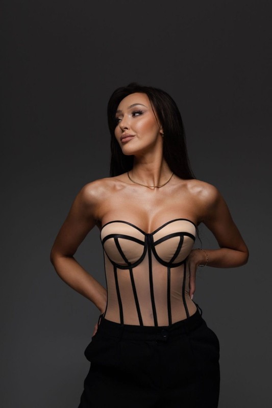 Cielisty gorset z czarną lamówką - Szarecka.com