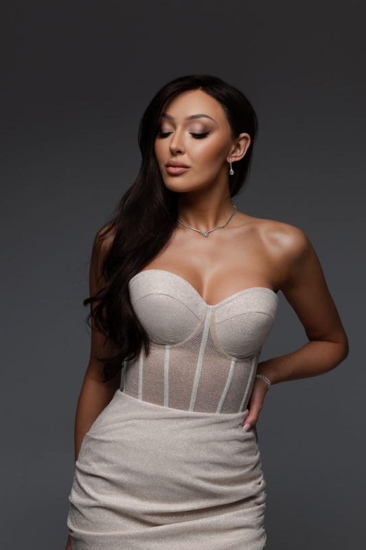 Komplet z gorsetem i spódniczką w mlecznym kolorze - Szarecka.com