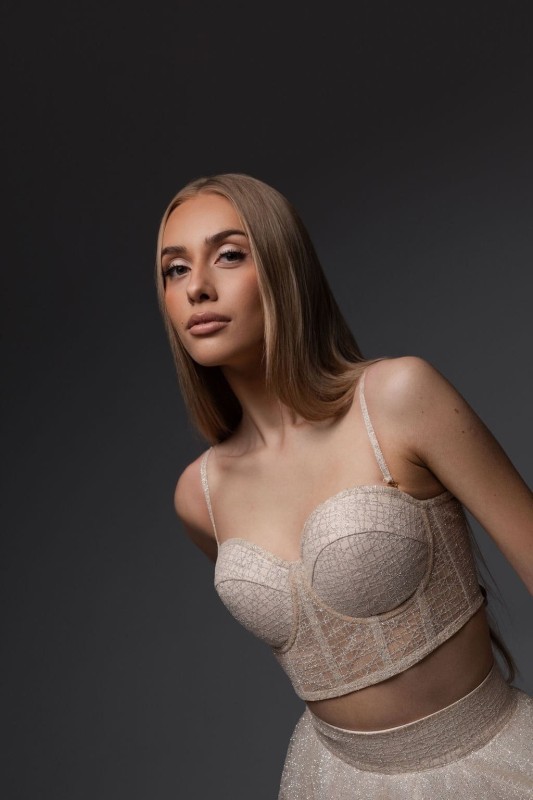 Gorset z rozkloszowaną spódniczką w szampańskim kolorze - Szarecka.com