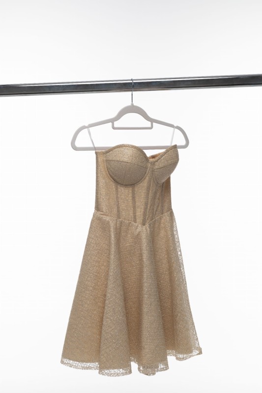 Rozkloszowana sukienka w kolorze szampańskim - Szarecka.com