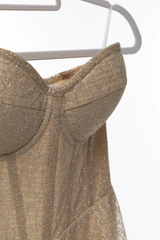 Rozkloszowana sukienka w kolorze szampańskim - Szarecka.com