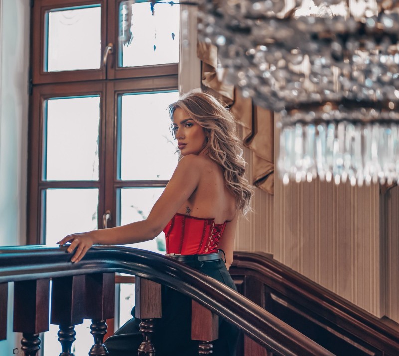 Czerwony gorset z brokatową lamówką - Szarecka.com