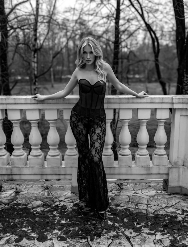 Czerwony gorset z brokatową lamówką - Szarecka.com