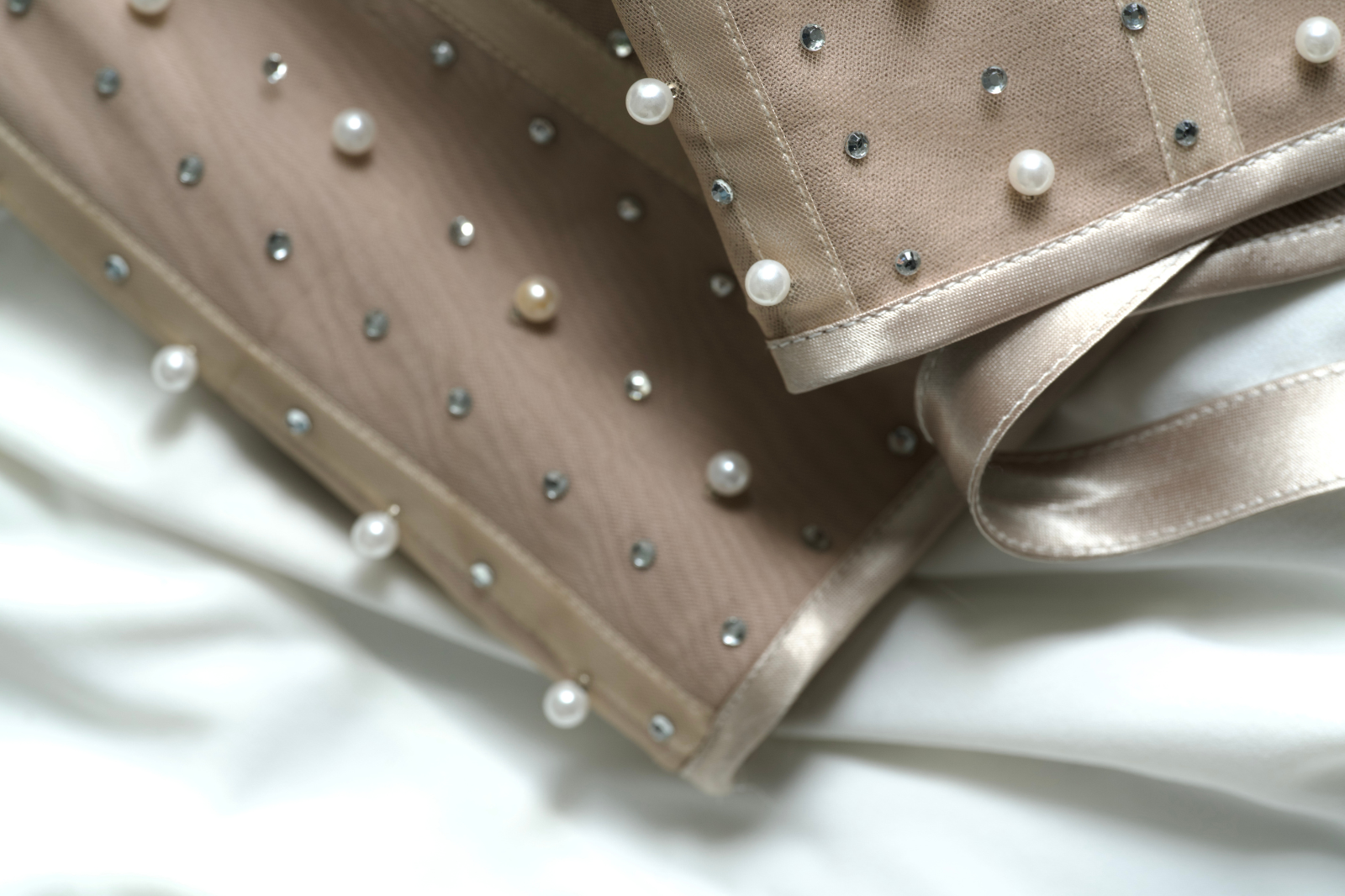 Gorsety i sukienki na sesje świąteczne – błysk, szyk i kobiecość w najlepszym wydaniu